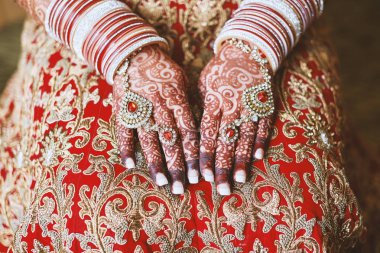 Hint gelini glitter bilezik (bilezik) bir sürü mehndi (kına) el bileğinde gösterilen güzel pembe sari ile yakın çekim çekim