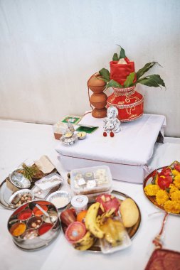 Hintli düğün olay iş parçacığı töreni (puja, mahmut) Beyaz Oda için sırt ve ibadet maddelerindeki kalash kırmızı kadife ile Ganesha heykel (Hindu tanrısı bilgelik)