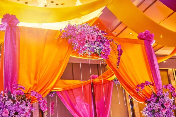 サンギート夜に伝統的なインドの結婚式の新郎新婦の鮮やかな色合いでカラフルな舞台装飾 — ストック写真