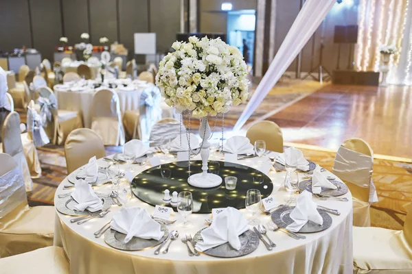 Close Tiro Arranjo Mesa Jantar Com Longo Vaso Branco Decoração — Fotografia de Stock