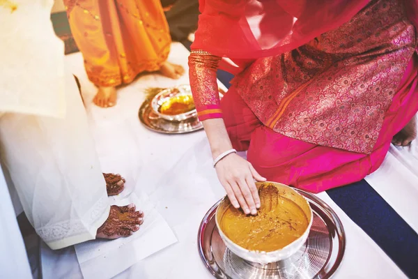 Noiva Sobre Tecido Branco Mulheres Que Prepraing Açafrão Haldi Óleo — Fotografia de Stock