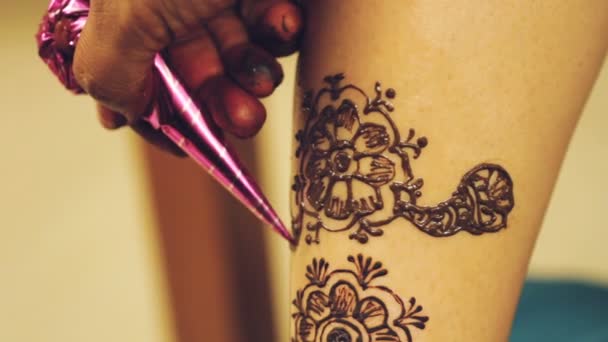 Láb, lábszár indiai menyasszony indiai esküvő napján a tetoválás minta festés Henna művész (Mehndi)