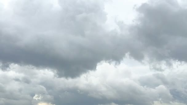 Временной Промежуток Облачного Неба Изменяющего Форму Ветром Перед Дождём — стоковое видео