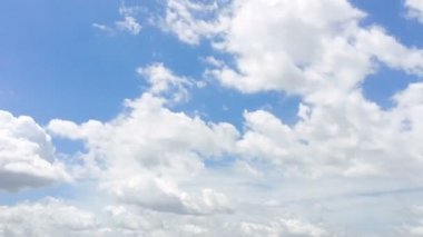 Hızlandırılmış taşıma ve rüzgar ile güneşli günde dönüştürme bulut beyaz ile mavi gökyüzünün