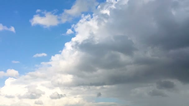 白と雨の雲の移動と晴れた日に青空に変換の時間経過 — ストック動画