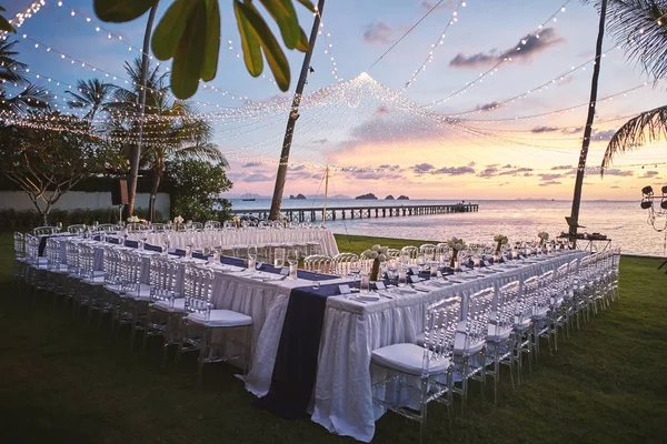 Spiaggia Ricevimento Nozze Cena Disposizione Luogo Tramonto Con Decorazione Cielo — Foto Stock