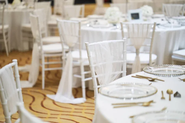 Recepção Casamento Mesa Jantar Interior Com Cadeiras Chiavari Branco Para — Fotografia de Stock