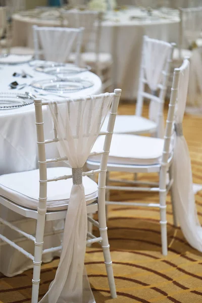 Свадебный Приём Обеденный Стол Помещении Белыми Стульями Chiavari Роскошной Свадьбы — стоковое фото
