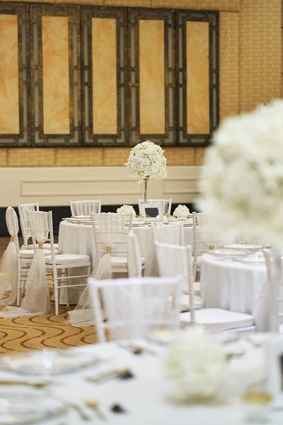 Düğün Resepsiyonu Akşam Yemeği Mekan Kur Beyaz Çiçek Tema Bir — Stok fotoğraf