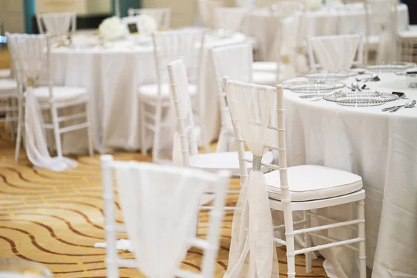 Recepção Casamento Mesa Jantar Interior Com Cadeiras Chiavari Branco Para — Fotografia de Stock