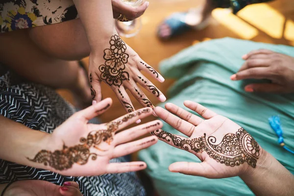 Mulheres Indianas Mostrando Mão Com Arte Tatuagem Henna Mehndi Dia — Fotografia de Stock