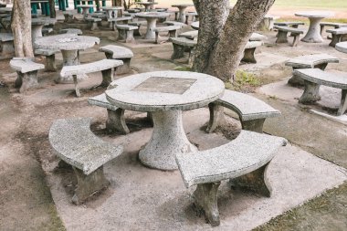Eski okul park, dinlenme alanı Tayland kırsal okulda öğrenci için mermer koltuklarda Grup