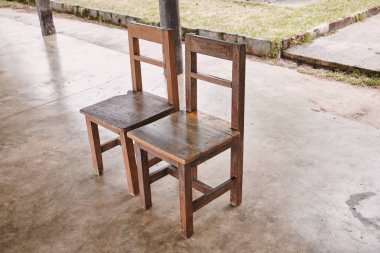 Ahşap sandalye Tayland kırsal okulda iki yaşlı yaşlı
