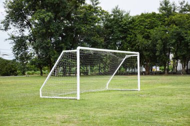 Boş beyaz futbol, futbol gol futbol çim alanlar ağaç arka plan ile okulda net ile