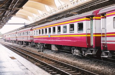 Bangkok, Tayland - 6 Temmuz 2018: boş tren kalkış zamanı bekleyerek ile Ana Merkez İstasyonu (Hua Lam Phong İstasyonu) otopark Tay vintage Tren kırmızı tehdit