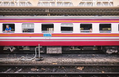 Bangkok, Tayland - 6 Temmuz 2018: Yan görünüm sonrası bakım yolcu ile Tay eski tren bogies kalkış Lam Phong Hum ana merkez istasyonunda bekleyen penceresinde