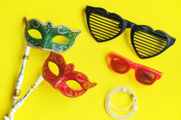 Carnaval Máscaras Venezianas Verde Vermelho Com Alça Óculos Extravagantes Pulseiras — Fotografia de Stock