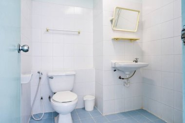 Standart özelliklerle genel tuvalet oda küçük otel veya apartman floş tuvalet, lavabo, havlu askısı ve lavabo için flip cam ayna