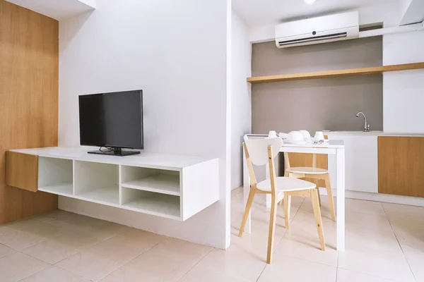 Modern yaşam daire kavramı oda dekorasyon ile yapılı-içinde mobilya Tv ve masa sandalye ile beyaz odada sahte yukarı ayarla