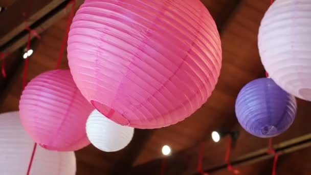 ピンクと白の様々 なサイズ中国紙ランタン風に揺れる天井のペンダント — ストック動画