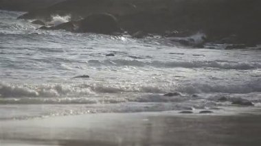 Rüzgarlı sahil kayalar ve plaj sahil günbatımı sırasında çökmesini dalga deniz ile dramatik sahne