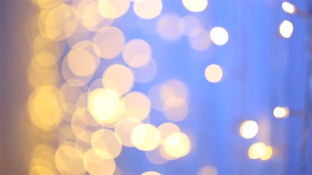 La photo de poupée de fond violet avec lumière floue abstraite rayée de bokeh doux dans différentes formes de cercle et ovale .