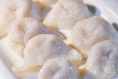 Seçici odak ve sukiyaki çorbası, sığ derinlik-in tarla beyaz tabakta balık böreği (balık wontons) yakından