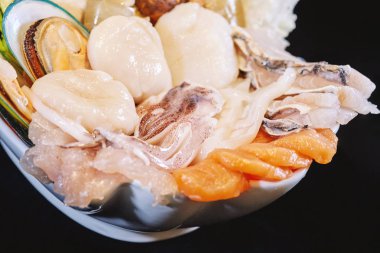 Yakın çekim, seçici odak shellfishes ve sığ derinlik-in tarla karışık deniz ürünleri büyük kase içinde kümesiyle mürekkep