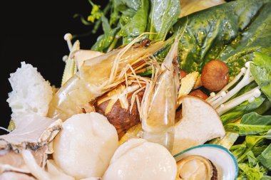 Yakın çekim, seçici odak karides ve sığ derinlik-in tarla karışık deniz ürünleri büyük kase içinde kümesiyle shellfishes