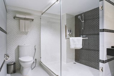 Bathtoom tuvalet ve duş ile lüks otel, kat mülkiyeti, konut için siyah ve beyaz seramik dekorasyon modern dekorasyon tasarım kavramı