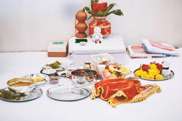 Hintli düğün olay iş parçacığı töreni (puja, mahmut) için sırt ve ibadet maddelerindeki kalash kırmızı kadife ile Ganesha heykel (Hindu tanrısı bilgelik)