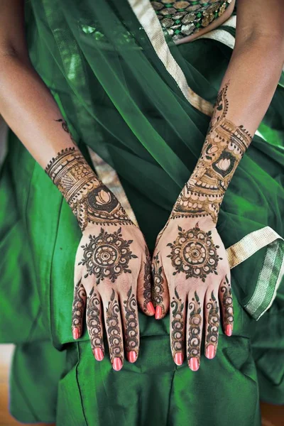 インドの花嫁の後ろの接写手緑 Lehenga の美しいサリーと一時的な刺青 タトゥー — ストック写真