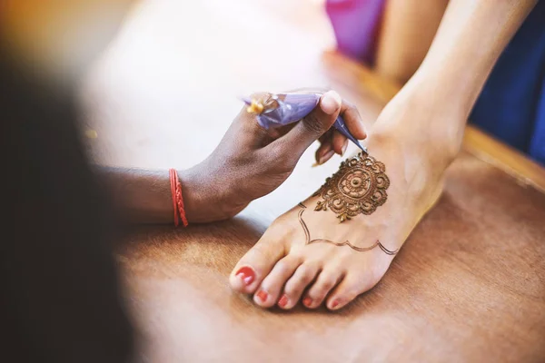 Artista Indiano Henna Desenhando Arte Tatuagem Mehndi Das Mulheres Dia — Fotografia de Stock