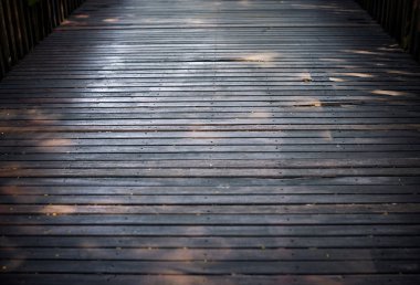 Eski sert ahşap zemin kaba, tozlu, grungy ve kırık doku arka plan ile köprünün seçici odak.