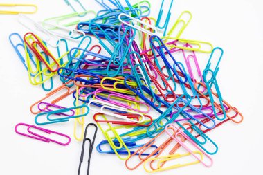 Beyaz arka plan üzerinde renkli ataç rasgele kazık kadar kavramı Kırtasiye malzemeleri.