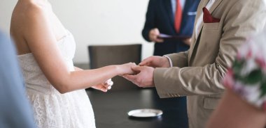 Midsection damadın gelinin yüzük düğün töreni sırasında giyer.