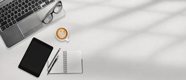 Beyaz ofis tablo çalışma alanı ile kahve kavramı kopya alanı ile. Dizüstü ve tablet.