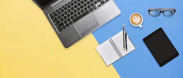 Modern renk ofis resepsiyon masası laptop, notebook, tablet ve kopya alanı ile sıcak kahve ile