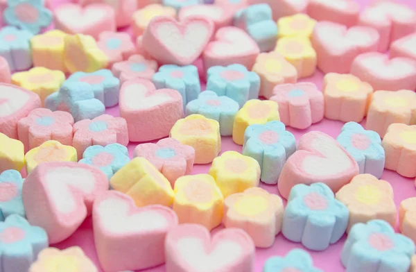 Selektiver Fokus bunte flauschige Marshmallows auf rosa Hintergrund, süßes Dessertgetrödel — Stockfoto