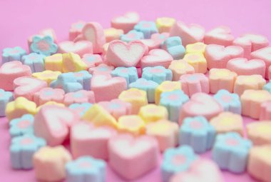 Seçici odak renkli kabarık marshmallowpembe arka plan ile Closeup