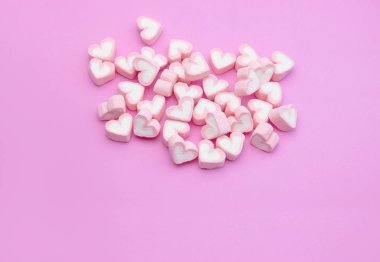 Üst görünüm, kopya alanı ile pembe arka plan üzerinde şeker renkli marshmallows Flatlay şablon tasarımı