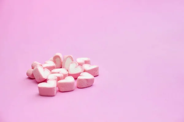 Zoete roze marshmallows op roze achtergrond met Kopieer ruimte — Stockfoto