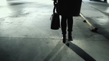 Kadının ayakları yüksek