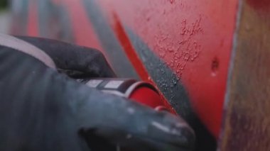 Bir el ile bir sprey olabilir