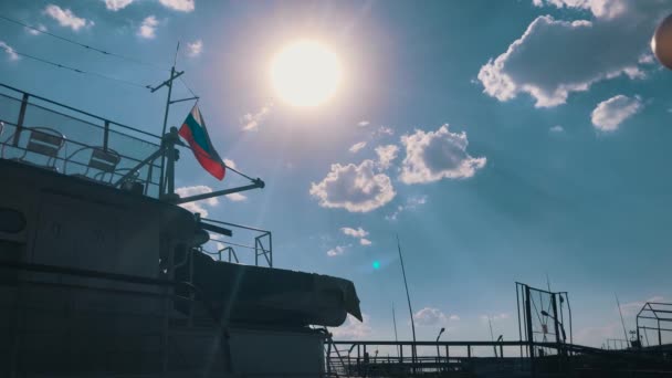 Bandeira da Federação Russa no mastro do navio — Vídeo de Stock