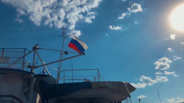 Flaga Federacji Rosyjskiej na maszt statku — Wideo stockowe
