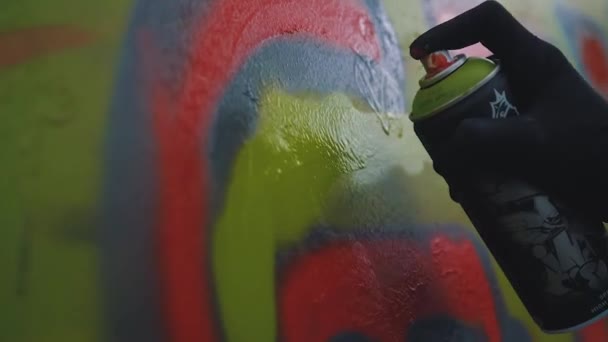 Eine Hand mit einer Spraydose — Stockvideo