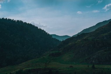 Dağ ve nehir, yaz yatay. Yağmur ve bulutlar içinde belgili tanımlık geçmiş. Yeşil dağların üstten görünüm.