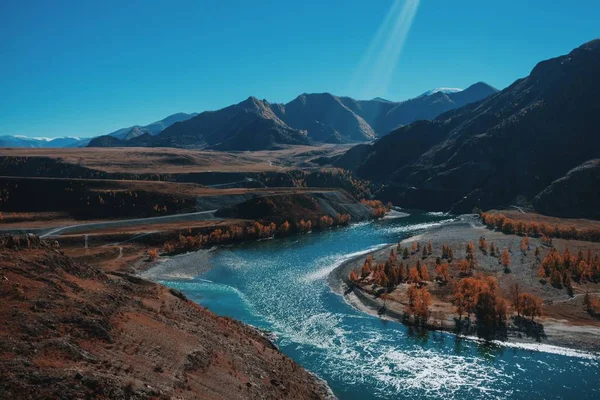 Paysage d'automne avec montagnes et rivière. Ciel bleu — Photo