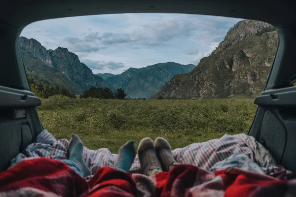 Zomer landschap met bergen, het uitzicht vanuit de auto. — Stockfoto